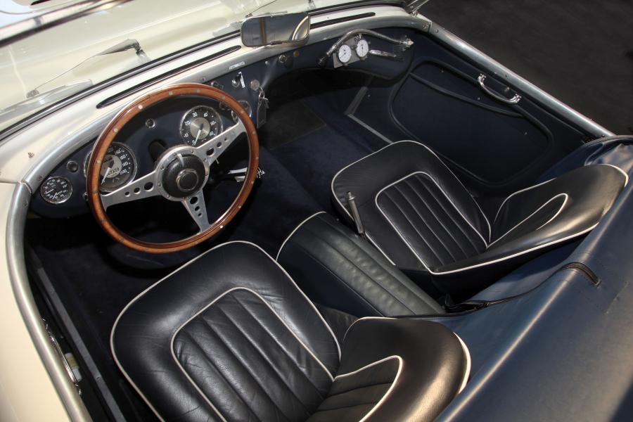 Интерьер Austin-Healey 100-4 (BN2) 1955 года  (фото 2 из 39)